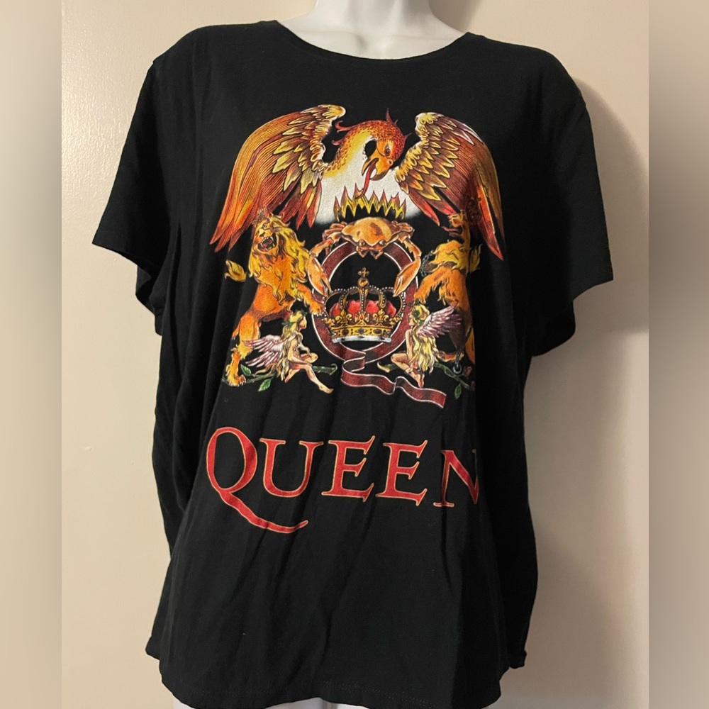 Official Classic Crest Queen Short Sleeve Band T-Shirt
